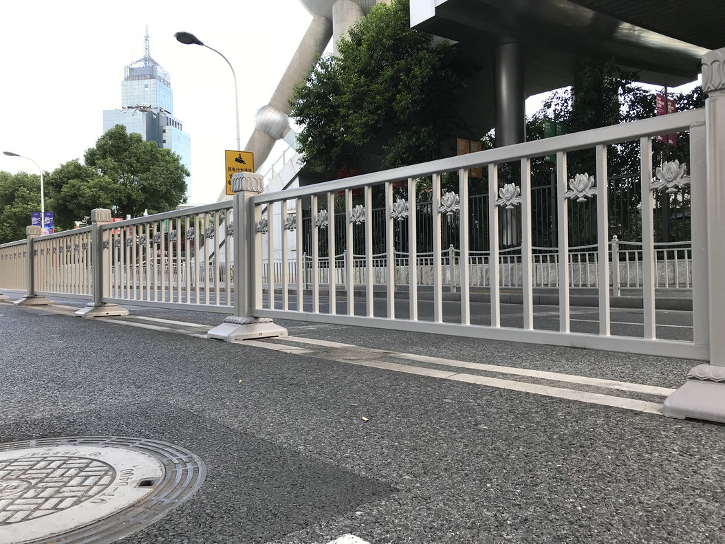 位于上海东方明珠防恐护栏